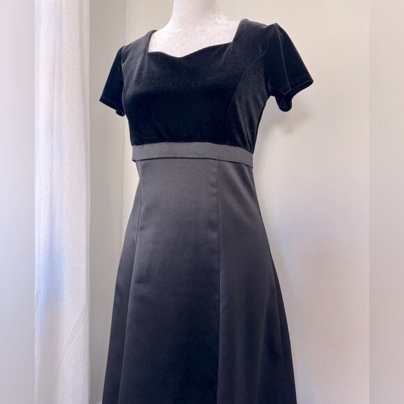 Cousin’s Concert Attire Black Empire Waist Short Sleeve Maxi Dress - Picture 3 of 8